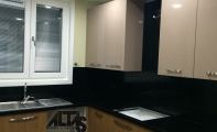 Calisco siyah aynalı model mutfak tezgahı ve tezgah arası uygulaması, . Calisco  marka Lusida Black modeli bu uygulamamızda tezgah arası panel kısmıda aynı Calisco quartz taş ile kaplanmıştır. Calisco 15 yıl garantilidir. Silestone Belenco Çimstone Mutfak Banyo Tezgah İmalati, silestone bayi, belenco bayi, çimstone bayi, granit mutfak tezgah fiyati, Cimstone karşılama bankoları,