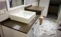 Çimstone kademeli banyo tezgah uygulaması. Çimstone kompakt (sıkıştırma) yapısı ile sıvı geçirmez.
