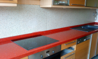 ÇiMSTONE RECİFE Kırmızı Mutfak Tezgahı Uygulaması, Çimstone’un yüzeyinde küf mantarları ve dirençli bakteri üremesi gerçekleşmez, yüzey çok kolay temizlenir ve temizlik sonrası mikrobiyolojik hijyen açısından tamamen güvenlidir. 