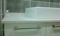 Cimstone banyo dolabı. Uluslar arası hijyen raporu sahibi Çimstone ürünler banyo tezgah ve zemin döşemeleri için sorunsuz kullanılabilir.Çimstone doğal bir üründür. Corian türü yapay alaşımlı malzemelerle kıyaslanamayacak kadar üstün bir üründür.