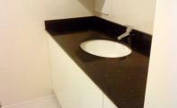 Çimstone siya(759 SAVANA) banyo uygulaması. Çimstone parlaklığını yeryüzündeki en sert maden olan ve içinde %94 oranında barındırdığı Kuvars madeninden alır. Yapay,sonradan kaybedilebilen bir parlaklığı yoktur.