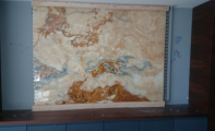 Limon renkli onyx mermer duvar panosu, onyx mermer plakanın arka yüzeyine led ışıklar döşenerek renk cümbüşü yaşatan onyx mermerler iç ve dış dekorasyonların en şık tamamlayıcı ürünüdür. Kolon kaplamalarında onyx mermer kullanıldığı gibi, bar banko kaplamalarında da onyx mermer sıkça tercih edilir. Homojen yapısı sayesinde ışık geçirgenliği mükemmel bir mermer cinsi olan onix mermer doğru ellerde sanat şaheseri  olabilir.