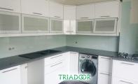 Çimstone gri renk kristal taneli Elvas modeli mutfak tezgahı ve mutfak tezgah arası beyaz cam fayans panel uygulaması. Mutfak tezgah uygulamalarında yüzey kaplaması olarak günümüz teknolojisinin en iyi ürünü Çimstone'dir. Tezgah arası fayans bölümü için derzsiz tek parça uygulanan cam panellerdir. Cam panel uygulamaları renkli cam olarak kullanılabileceği  gibi resim baskısı yapmakta mümkündür.