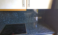Granit Blue Pearl Mutfak Set ve Ara Panel Uygulama örneği. Granit yanmaz özelliği sayesinde ısıl işlemlere oldukça dayanıklıdır.Granit yüzeyi sıcaktan etkilenmez.