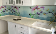Cimstone midye kabuklu Riviera modeli mutfak tezgahı ve tezgah arası orkide  dekorlu 3d cam panel uygulaması, çimstone 4cm kalınlık uygulaması, cimstone kadıköy yakası uygulama merkezi, çimstone istanbul, çimstone anadolu yakası uygulamacısıi çimstone avrupa yakası uygulama merkezi, çimstone ataşehir, çimstone satış merkezi Altaş Granittir. Altaş granit çimstone bayisi