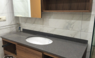 çimstone banyo tezgahı uygulaması Altaş Mermer Sanayi güvencesi ile hazırlanıyor. Lavabosu alttan montaj yapılmış bu modelde olduğu gibi tercihe göre üstten (ankastre) lavaboda monte edilebilir.