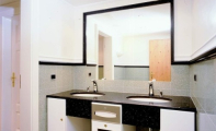 Çimstone alın kaplamalı banyo tezgahı. Çimstone tezgah ön alın (etek) kaplamalarında doğru uygulandığında (45 derece açılı birleşimlerde) ek yerini belli etmez ve muazzam bir bütünlük sağlar.