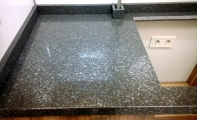 Cimstone Kromit (krom metali efektli model) Mutfak Tezgahı ankastre ocak gaz kablosu detayı. Çimstone zeytinyağı,  şarap,  sirke,  limon,  deterjan,  aseton,  oje  gibi  malzemelerin  diğer  yüzeylere  verdikleri  zararlardan  etkilenmez. 